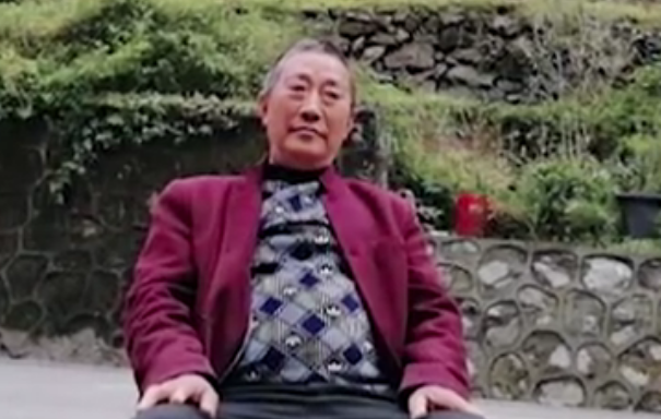 正能量|两老人发觉山体塌方分头拦下5辆车，冒死示警一幕令人敬佩