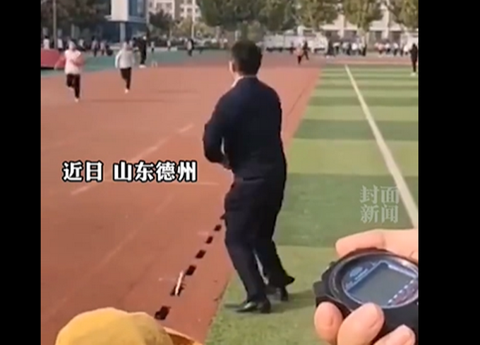 |老师给学生加油手机掉进下水道，众人拿工具才捞上来