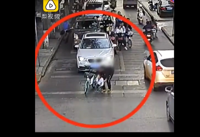 |揪心！男子共享单车车筐装娃，娃掉地上又被“捡”起塞筐里