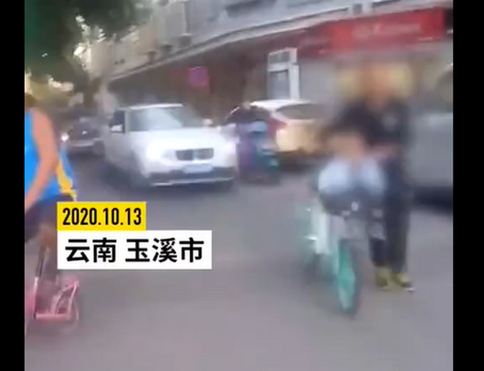 |揪心！男子共享单车车筐装娃，娃掉地上又被“捡”起塞筐里