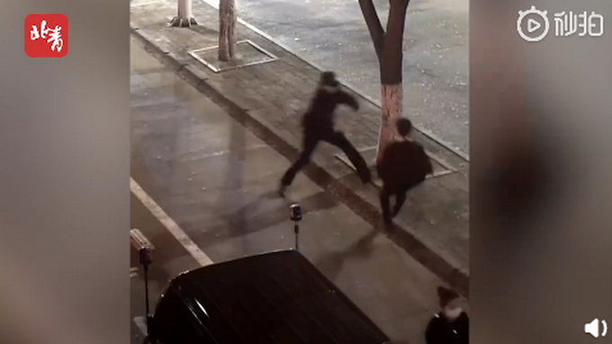 热点|酒驾男弃车逃跑撞进特警怀里，122在线感谢110！网友：自投罗网