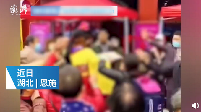 |湖北商家模仿不倒翁小姐姐送礼遭哄抢，被大妈们摁倒在地，场面非常混乱