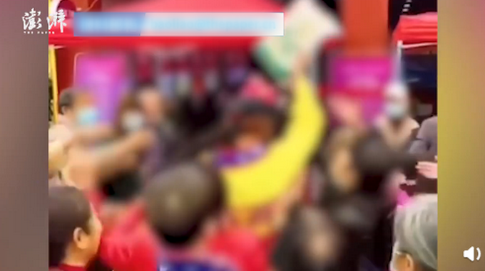 |湖北商家模仿不倒翁小姐姐送礼遭哄抢，被大妈们摁倒在地，场面非常混乱