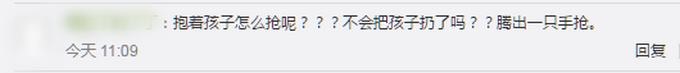 |湖北商家模仿不倒翁小姐姐送礼遭哄抢，被大妈们摁倒在地，场面非常混乱