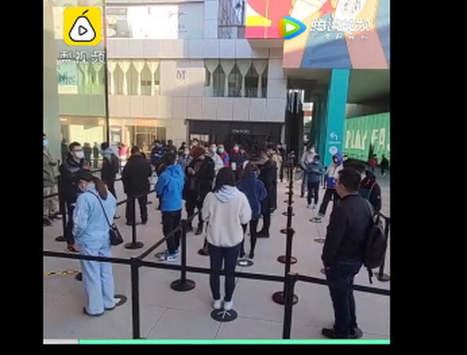 |iPhone12开售排队，黄牛1小时一个价，现货加价200元起