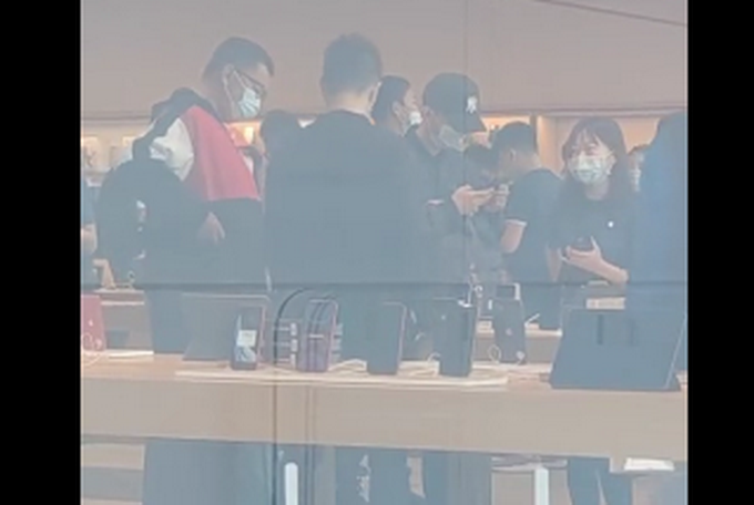 |iPhone12开售排队，黄牛1小时一个价，现货加价200元起