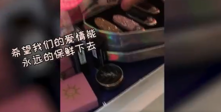 |出其不意！00后小伙提一冰箱礼物告白，网友：90后还是单身