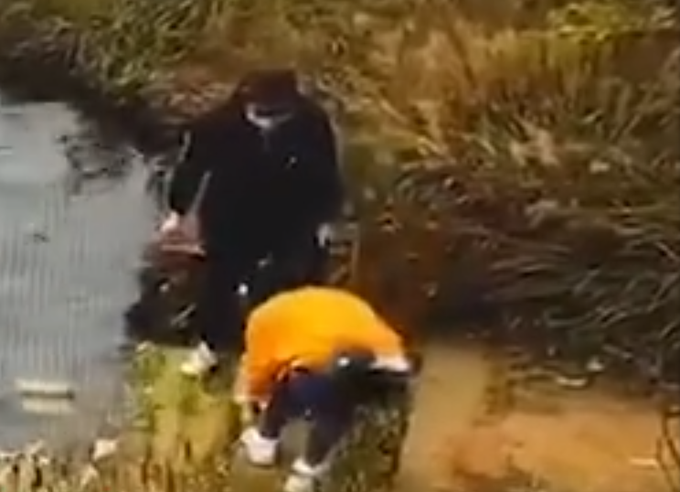 可怕|南京一女子系鞋带被同伴推入水库，监控记录全过程，细思极恐！