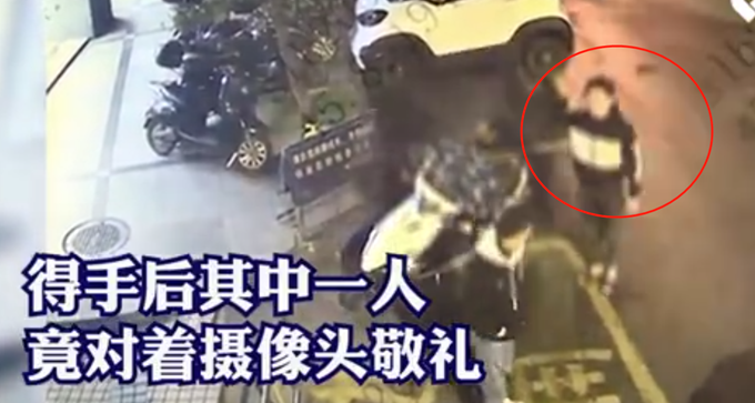 奇葩|嚣张！盗贼得手后朝摄像头敬礼，被抓后民警同一地点回礼