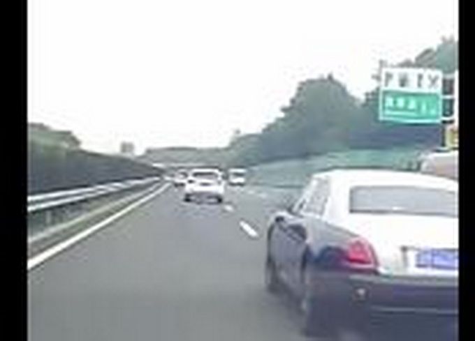 热点|白岩松评豪车恶意别车事件：不管车多贵，在文明与道德方面他依然“贫穷”