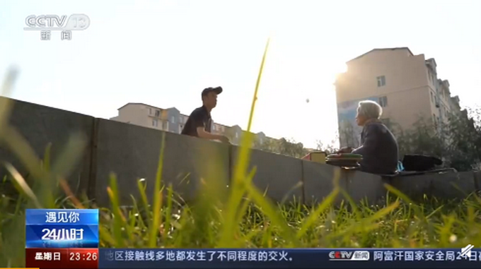 |擀面杖打球的奶奶又学会背三十六计，100多个国家首都名称也能背出来