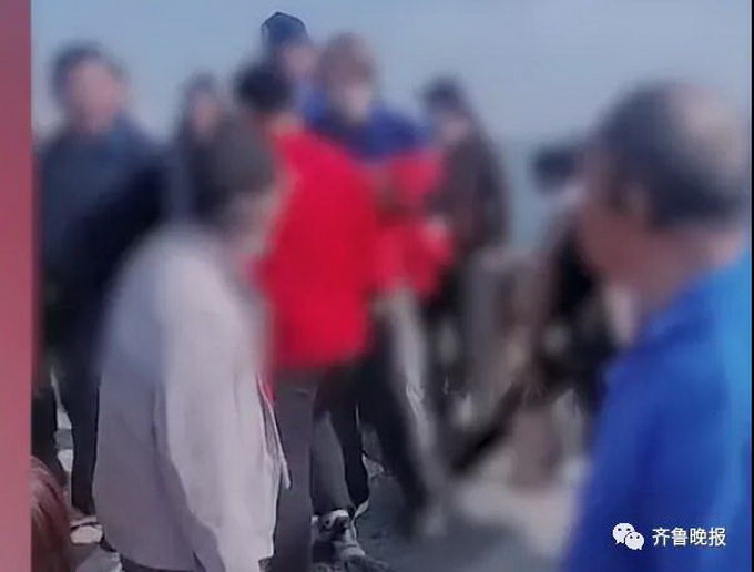 |济南大爷怒斥千佛山抽烟男子：山上不能抽烟，谁都管得着！