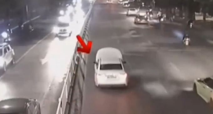 交通安全|柳州一司机开着引擎盖驾车半小时，面对警察她还有理了