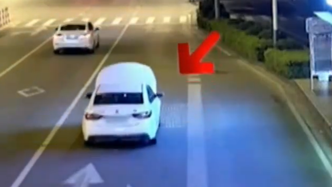 交通安全|柳州一司机开着引擎盖驾车半小时，面对警察她还有理了