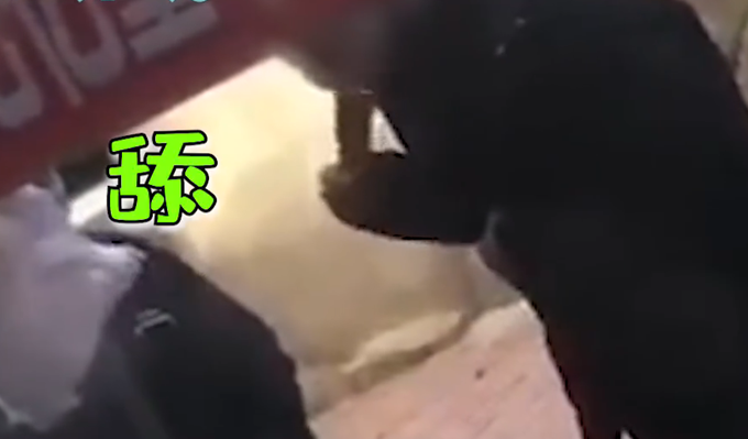 奇葩|长春一糖葫芦小贩用唾液沾芝麻被拍下，隔着屏幕都觉得恶心！