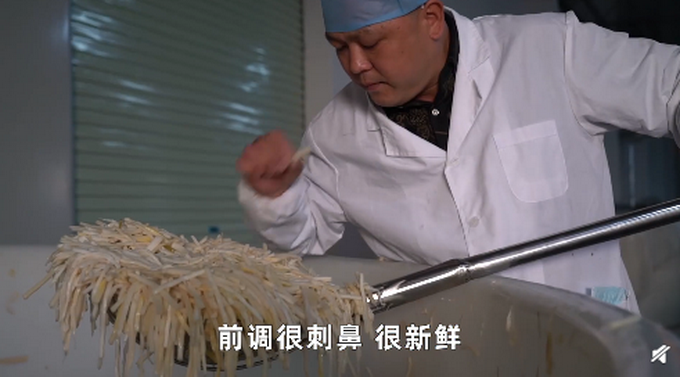 |螺蛳粉闻臭师年薪50万，日闻300吨酸笋