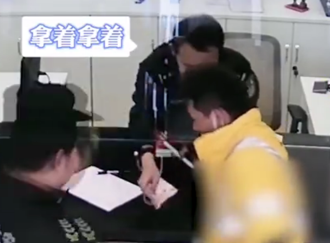 骗子|聋哑外卖小哥被骗民警怒斥骗子：你还是不是人，残疾人的钱也骗？