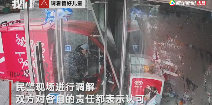 |惊险画面！3岁孩子在未熄火三轮车上玩，下一秒撞进超市玻璃
