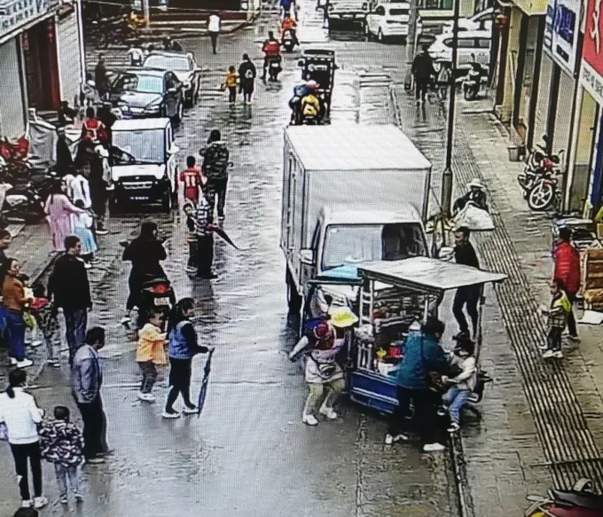 |惊险画面！3岁孩子在未熄火三轮车上玩，下一秒撞进超市玻璃