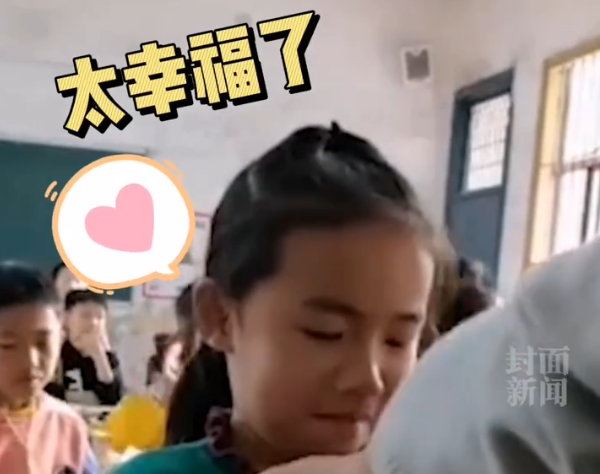 可爱|女孩收到奖品秒变表情包，后面同学表情也亮了，网友：温馨又可爱