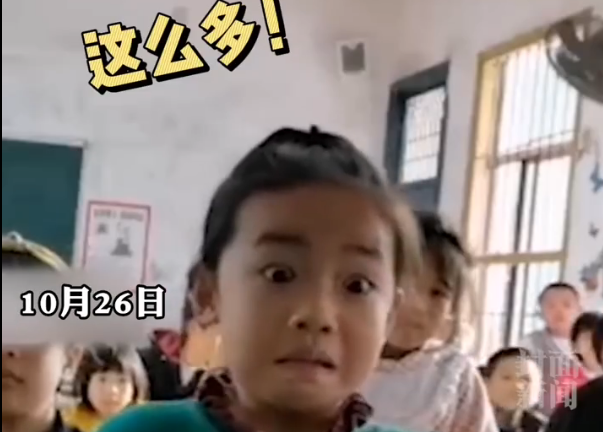 可爱|女孩收到奖品秒变表情包，后面同学表情也亮了，网友：温馨又可爱