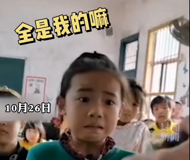 可爱|女孩收到奖品秒变表情包，后面同学表情也亮了，网友：温馨又可爱