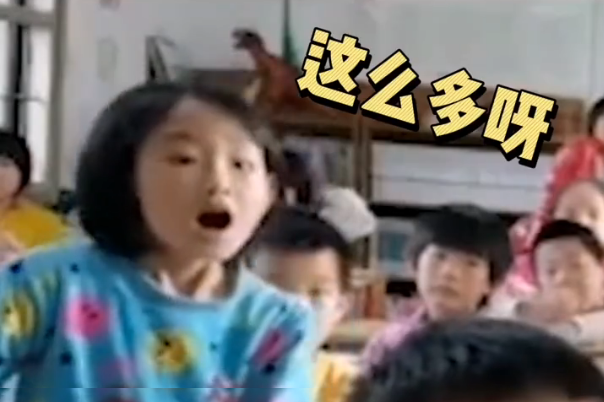 可爱|女孩收到奖品秒变表情包，后面同学表情也亮了，网友：温馨又可爱