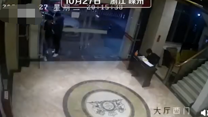 热点|监控拍下惊险一幕！轿车失控女子瞬间拉开同伴，躲过一劫