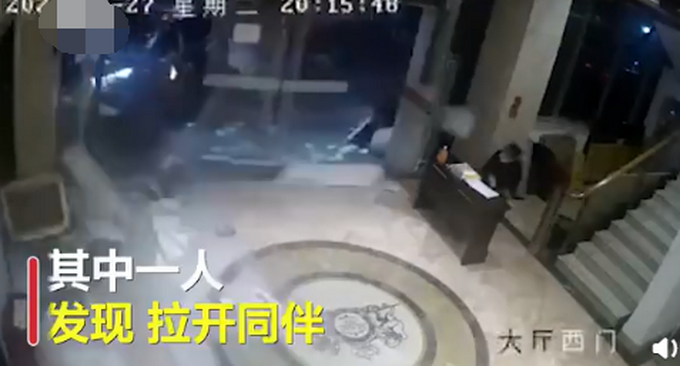 热点|监控拍下惊险一幕！轿车失控女子瞬间拉开同伴，躲过一劫