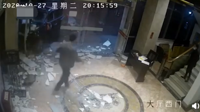 热点|监控拍下惊险一幕！轿车失控女子瞬间拉开同伴，躲过一劫