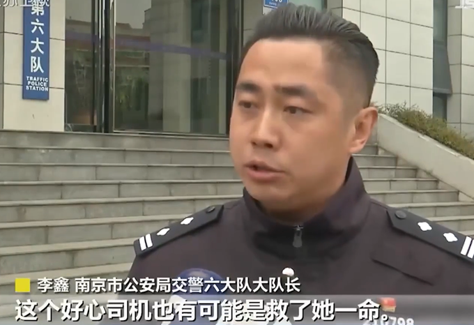 酒驾|女子醉驾撞护栏爆胎又撞车仍继续开，网约车司机报警，救了她一命