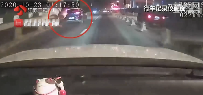 酒驾|女子醉驾撞护栏爆胎又撞车仍继续开，网约车司机报警，救了她一命