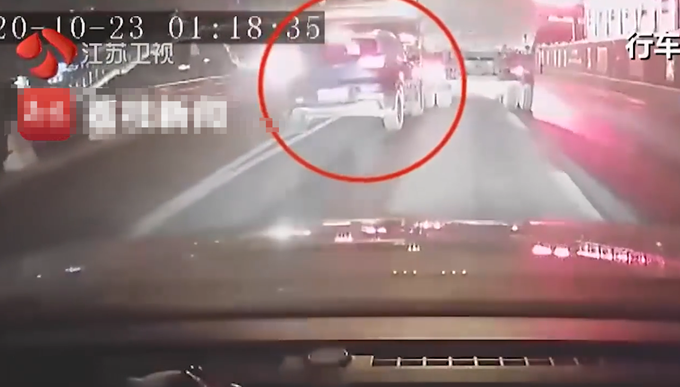 酒驾|女子醉驾撞护栏爆胎又撞车仍继续开，网约车司机报警，救了她一命