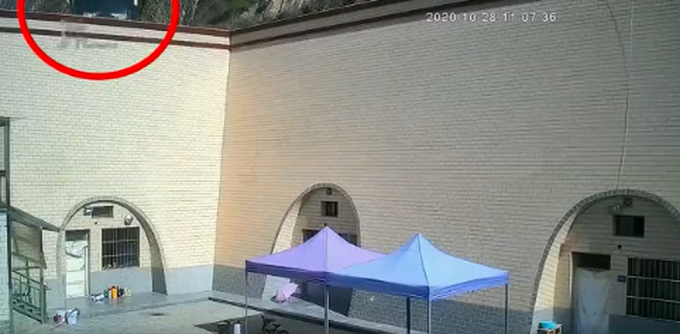 热点|警方通报甘肃载30人大巴车坠入农家院，致13人受伤，现场画面曝光！