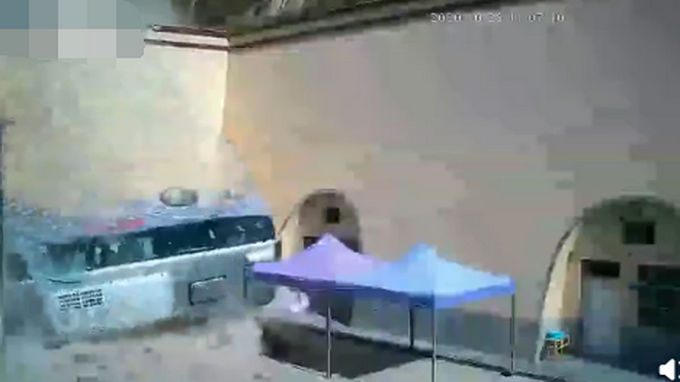 热点|警方通报甘肃载30人大巴车坠入农家院，致13人受伤，现场画面曝光！