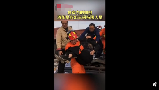 |消防员不慎摔倒，仍稳抱被困者，医护人员竖起大拇指