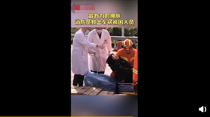 |消防员不慎摔倒，仍稳抱被困者，医护人员竖起大拇指