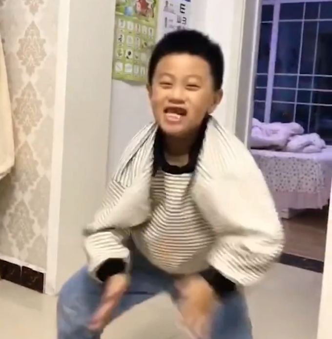 可爱|小朋友神模仿奶奶生气，拍手跳脚笑喷网友：怕是奶奶三天没打他了
