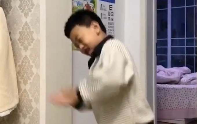 可爱|小朋友神模仿奶奶生气，拍手跳脚笑喷网友：怕是奶奶三天没打他了