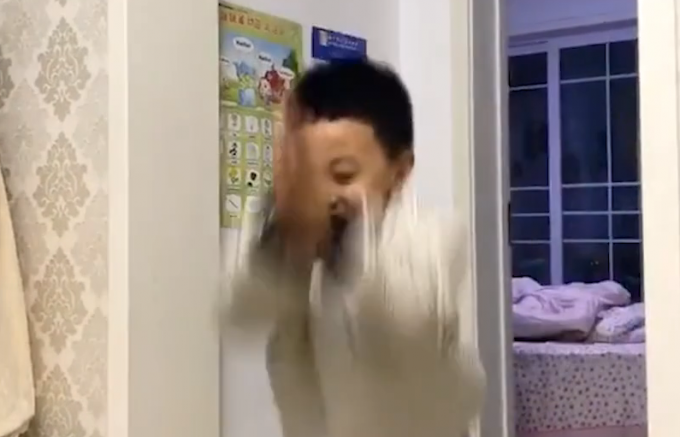 可爱|小朋友神模仿奶奶生气，拍手跳脚笑喷网友：怕是奶奶三天没打他了