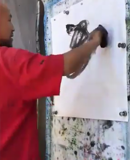 |男子将电线杆画出断裂悬浮效果，网友：神笔马良