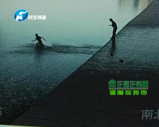 |陌生小伙飞奔救下被海浪卷走女孩，网友：救了一个家庭