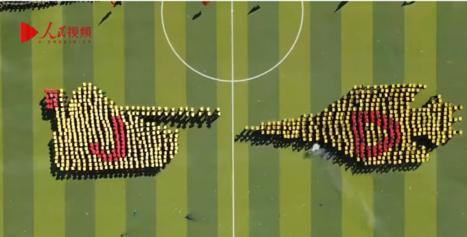 |新生军训汇演动作流畅像动画，头顶方块组成坦克、飞机等图像