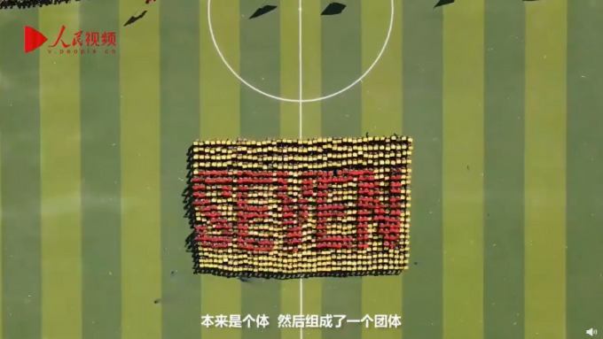 |新生军训汇演动作流畅像动画，头顶方块组成坦克、飞机等图像