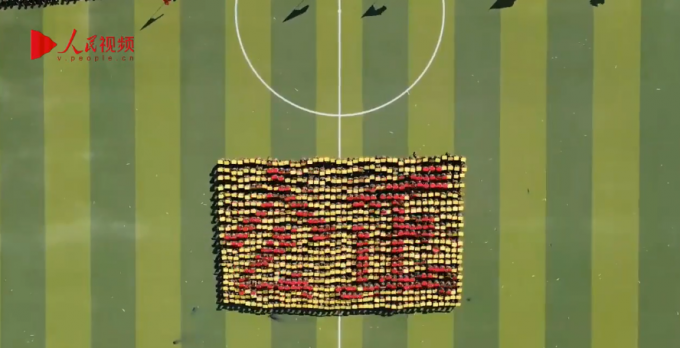 |新生军训汇演动作流畅像动画，头顶方块组成坦克、飞机等图像