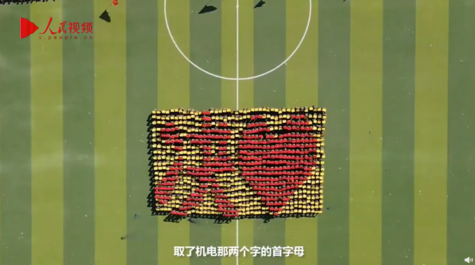 |新生军训汇演动作流畅像动画，头顶方块组成坦克、飞机等图像