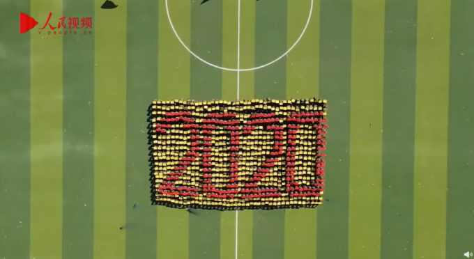 |新生军训汇演动作流畅像动画，头顶方块组成坦克、飞机等图像