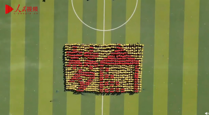 |新生军训汇演动作流畅像动画，头顶方块组成坦克、飞机等图像