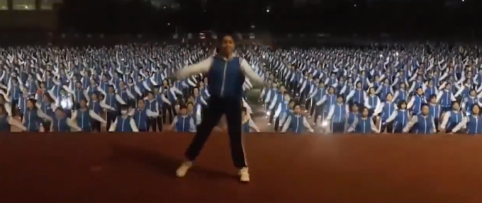 |新生军训汇演动作流畅像动画，头顶方块组成坦克、飞机等图像