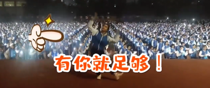 |新生军训汇演动作流畅像动画，头顶方块组成坦克、飞机等图像